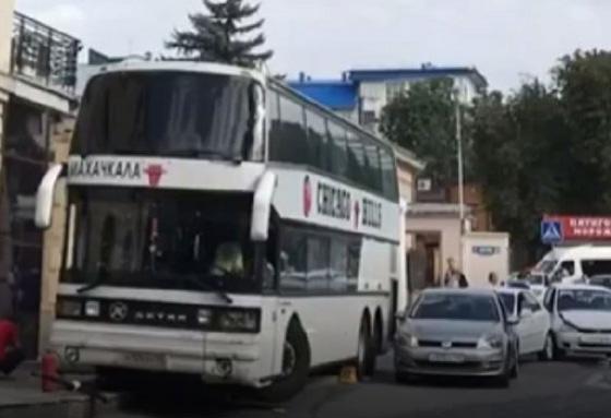 В курортной зоне Пятигорска двухэтажный автобус протаранил несколько легковушек